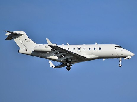 640px-XOJET_Bombardier_Challenger_300_N538XJ_approaching_Newark_Airport.jpg