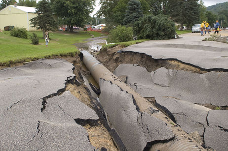 1280px-FEMA_-_31750_-_Minnesota_road_damaged_by_flood_waters.jpg