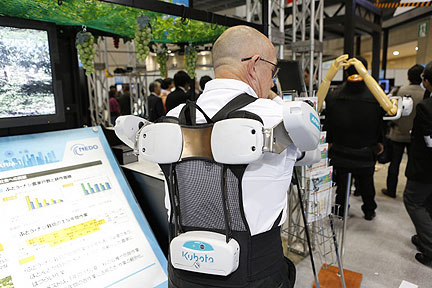 ARM-1 Exoskeleton Takes the Strain Off Manual Workers