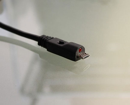 USB Micro Light Cable Helps Pinpoint the Port