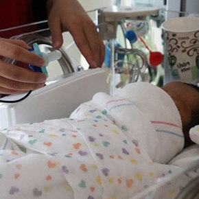PAL Pacifier Plays a Lullaby for Preemies